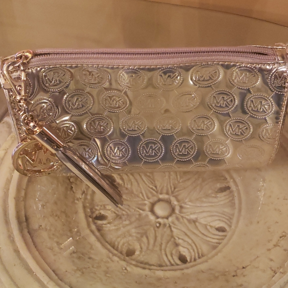 Micharl kors makeup bag